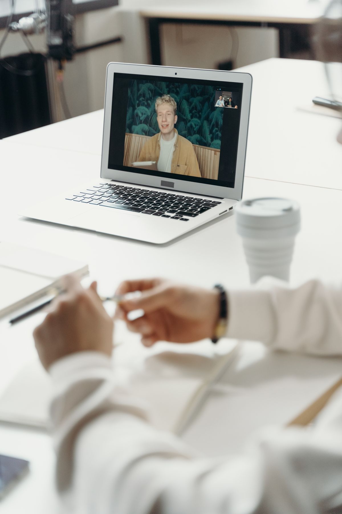 Laptop met online agenda en videovergadering op een bureau, klaar om automatisch te notuleren