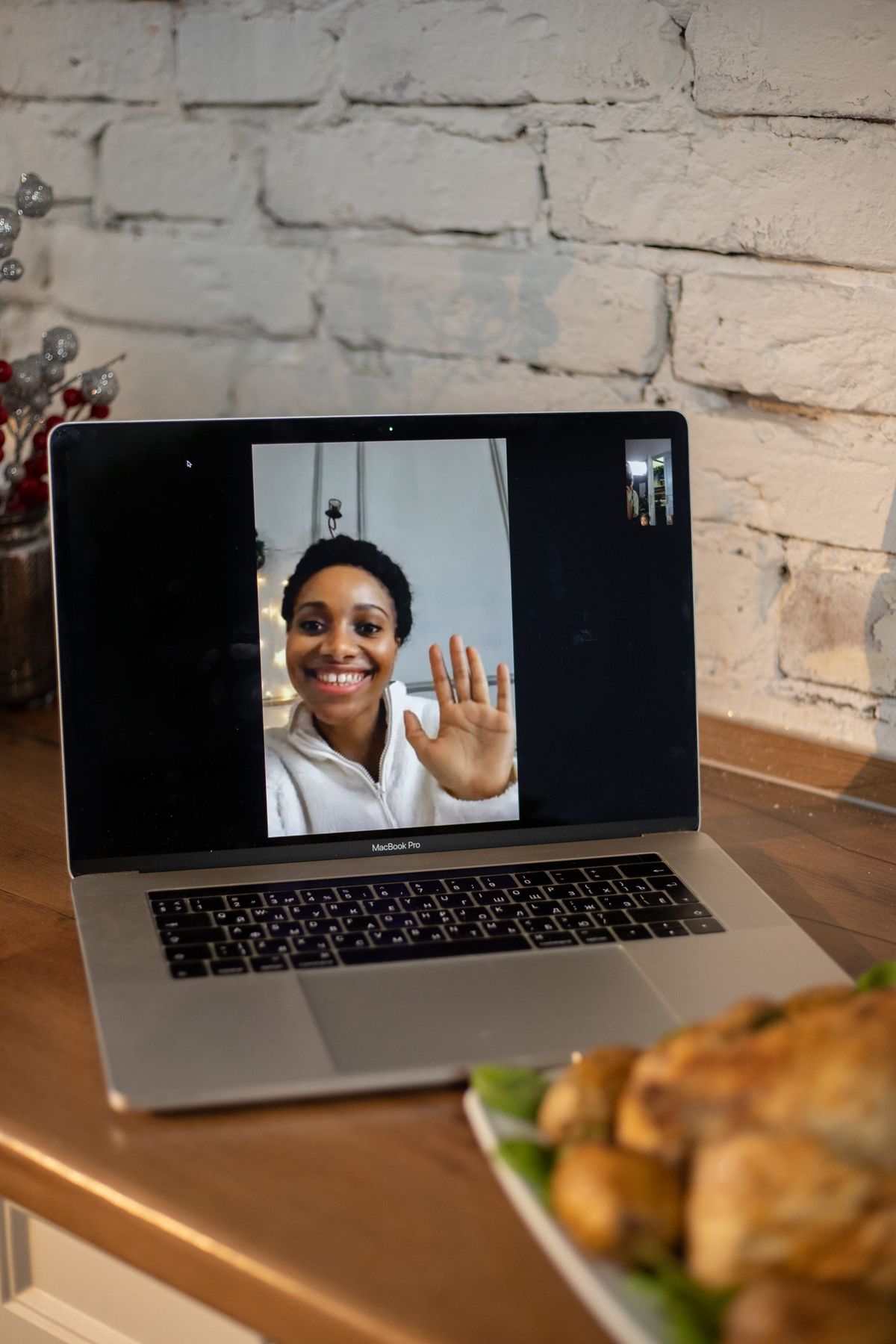 Vergelijking tussen handmatig aantekeningen maken en AI-notulen op laptop