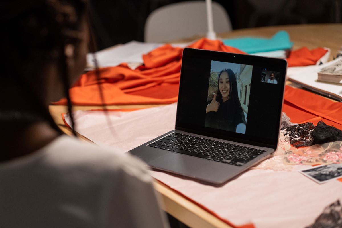 Laptop met koptelefoon en notitieblok op een bureau tijdens het uitwerken van een audio-opname naar notulen