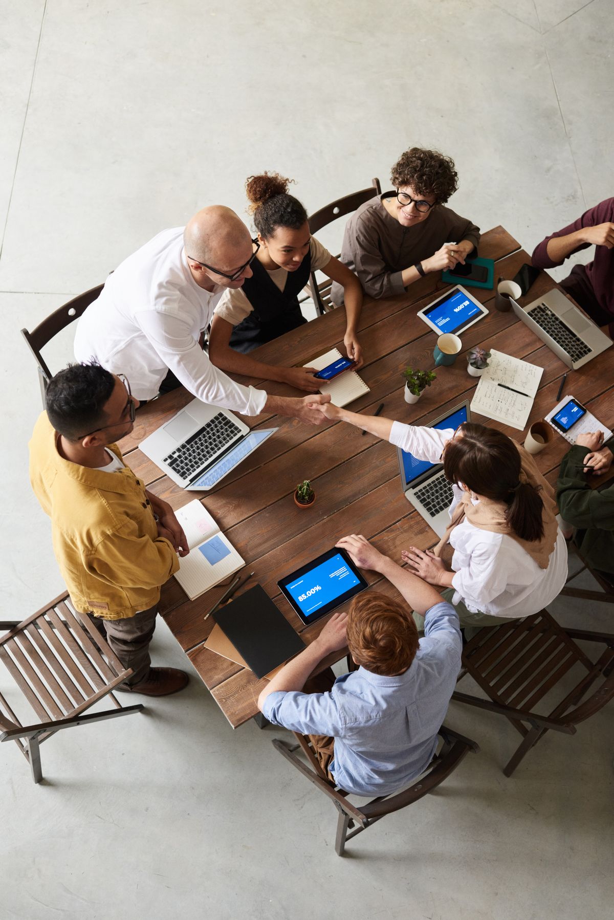 HR-team voert een gesprek rond een tafel met laptops en notities