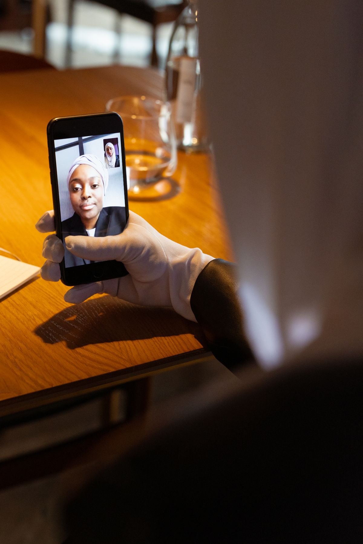 Remote teamlid in videogesprek met automatisch gedeelde AI-notulen