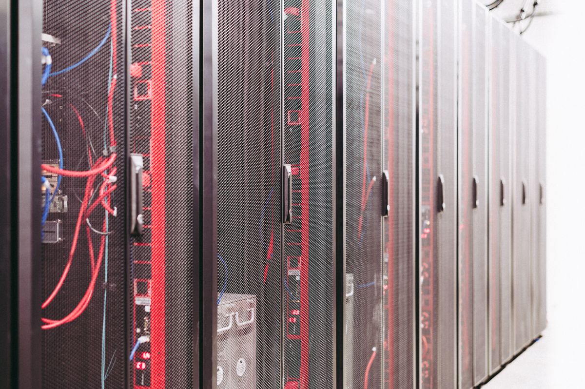 Serverracks in een datacenter waar vergaderdata van AI-notulen wordt opgeslagen