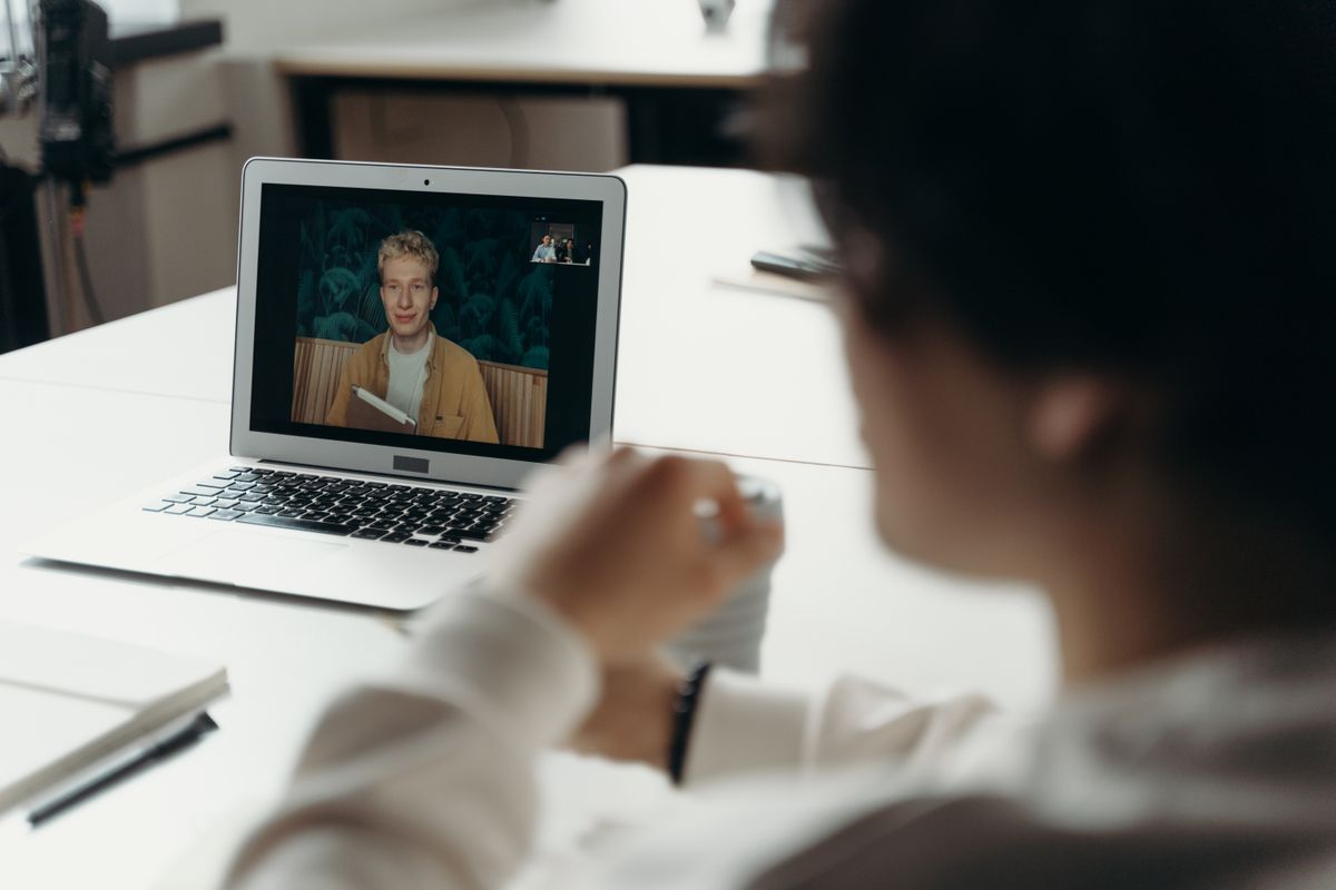 Collega's overleggen aan een bureau over privacy en gegevensbescherming bij AI-notulen