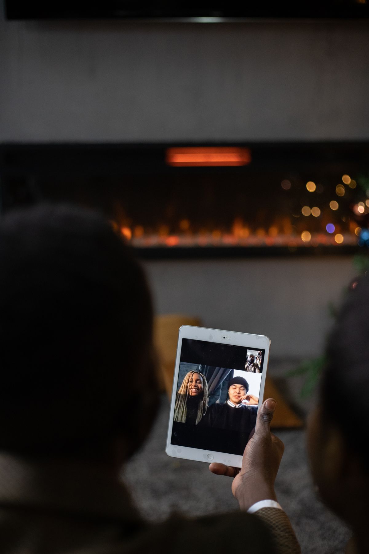 Videogesprek waarin een AI-assistent meeluistert en automatisch notuleert