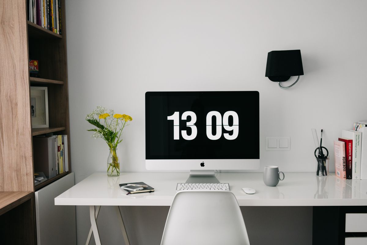 Laptop op een bureau waarop een follow-up mail na een vergadering wordt geschreven