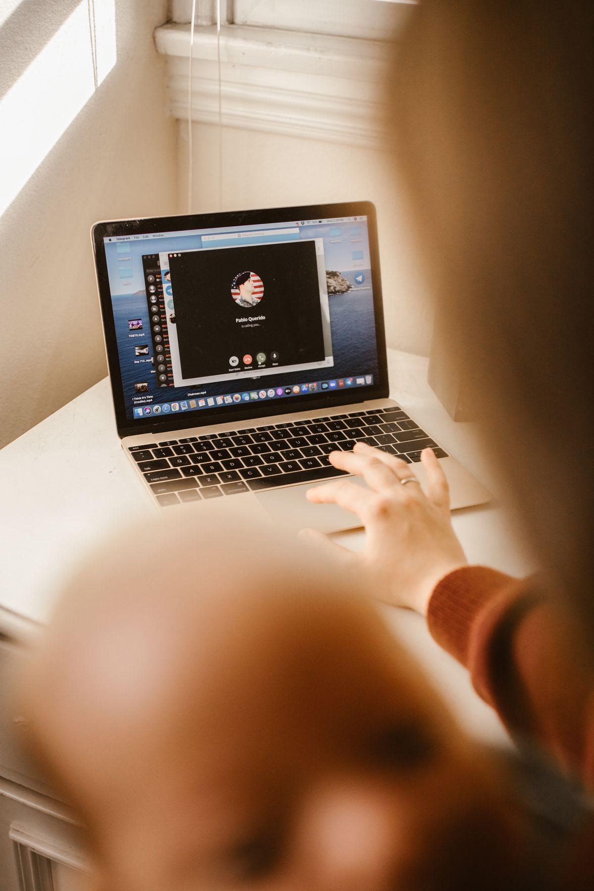 Moderne online vergadering met AI-meetingassistent als blik op de toekomst