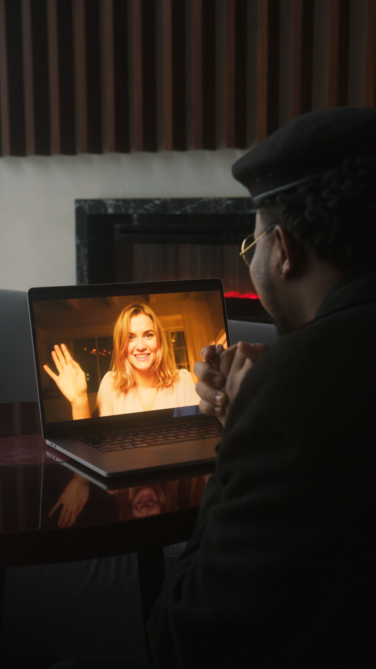 Laptopscherm met transcriptie en samengevatte notulen van een meeting