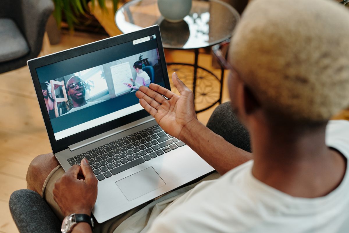 Voorzitter leidt een online vergadering via een laptop terwijl de notulen automatisch worden vastgelegd