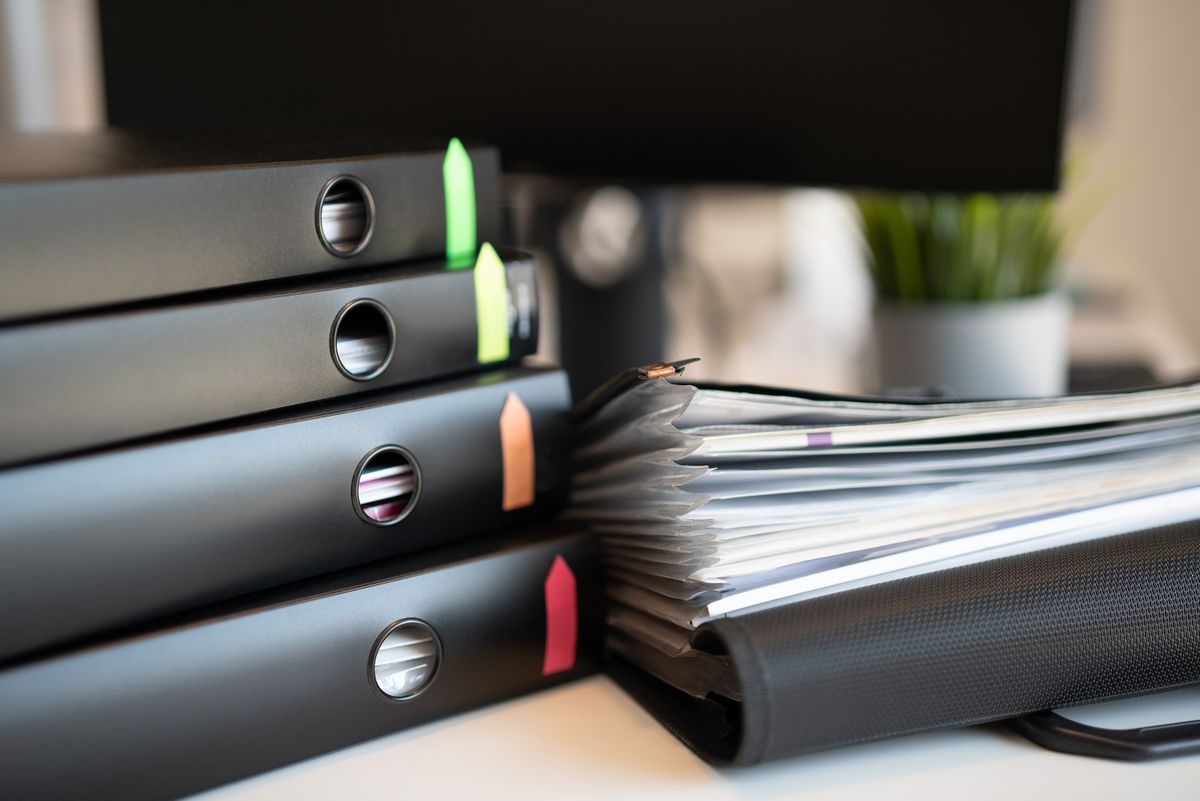 Ordners met documenten op een bureau, symbool voor een verwerkingsregister volgens de AVG