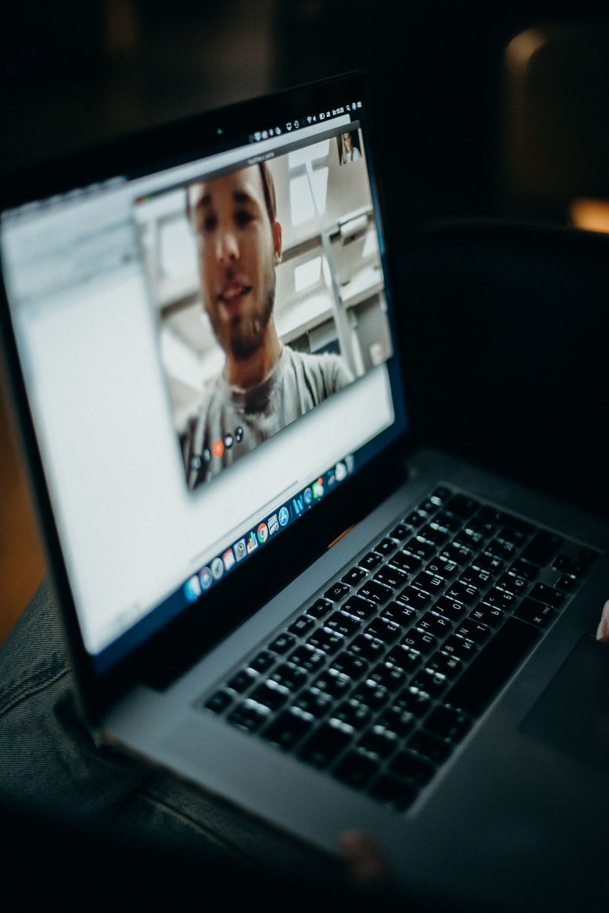 Laptop met online vergadering waarbij AI automatisch de notulen maakt